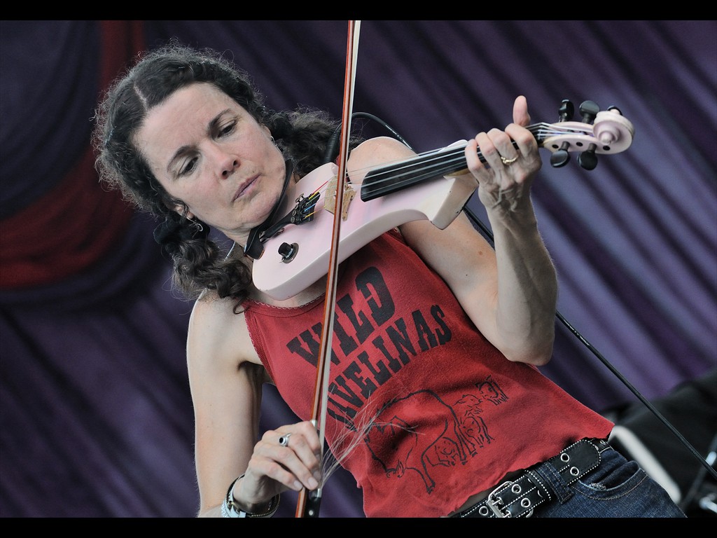 03-tara_nevins_donna_the_buffalo_D30_7323