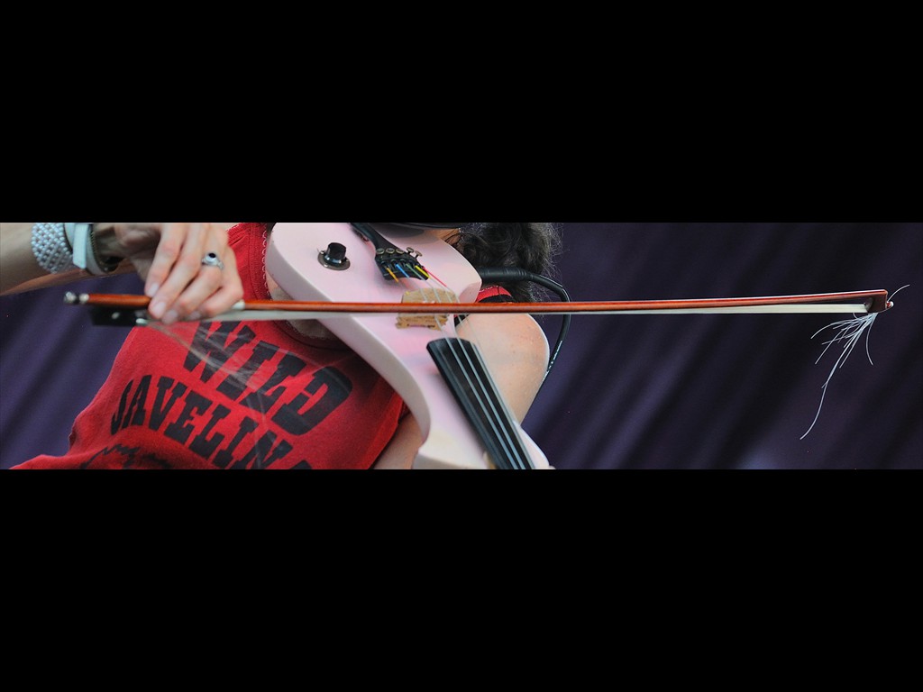 07-tara_nevins_donna_the_buffalo_D30_7322