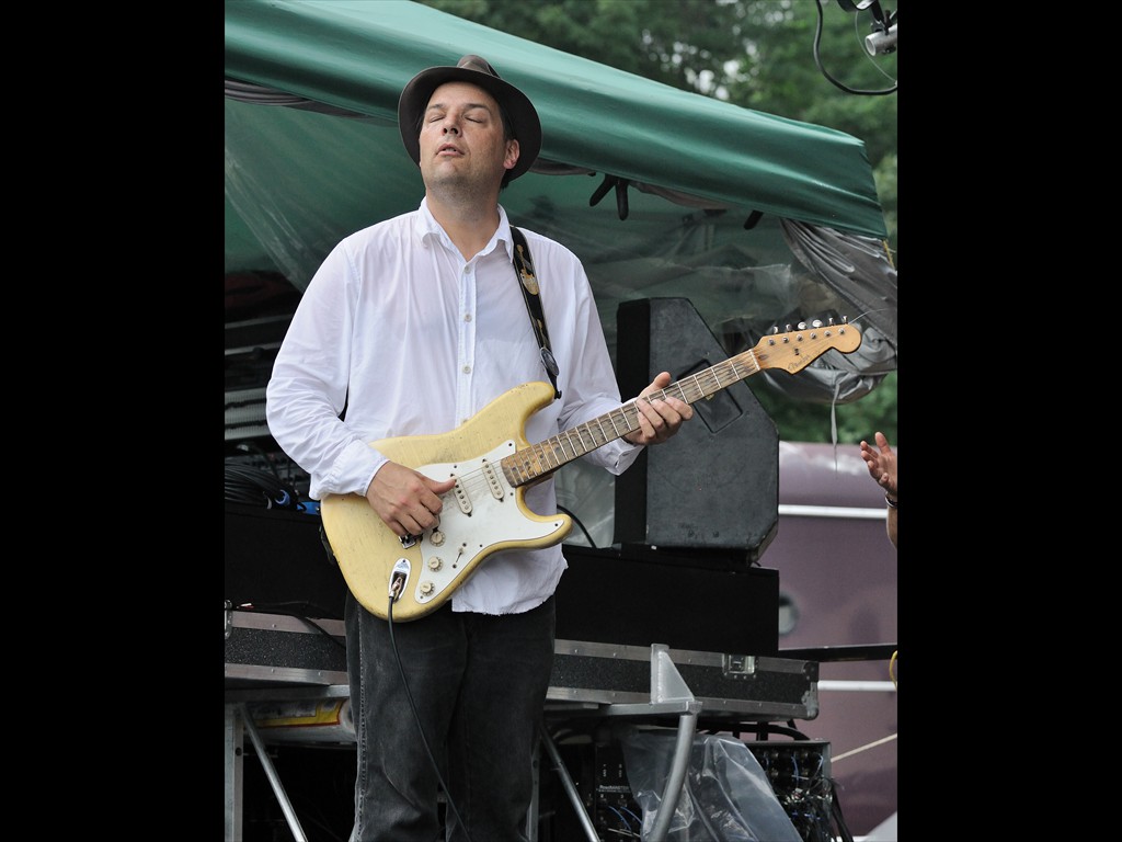 jeb_puryear_donna_the_buffalo_D30_7370