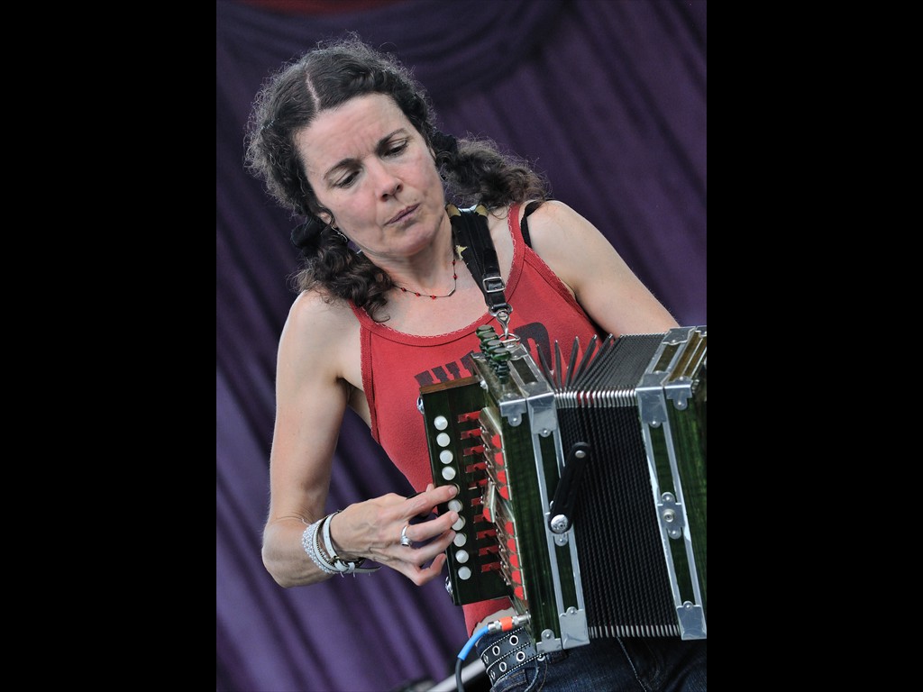 tara_nevins_donna_the_buffalo_D30_7303