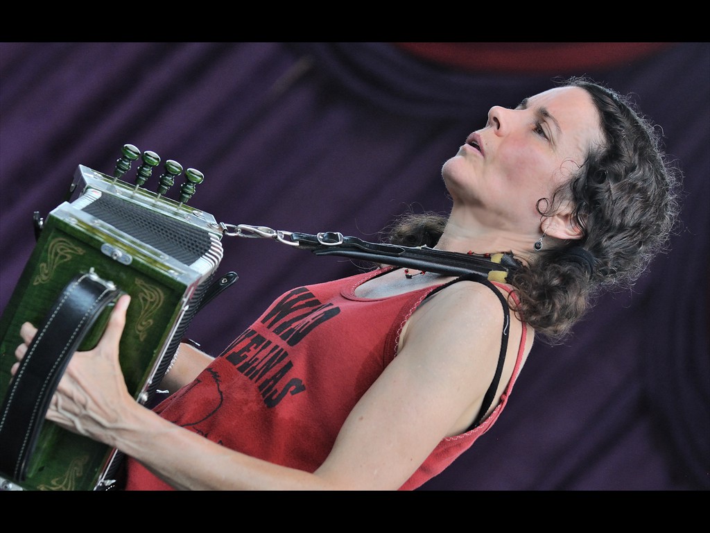 tara_nevins_donna_the_buffalo_D30_7305