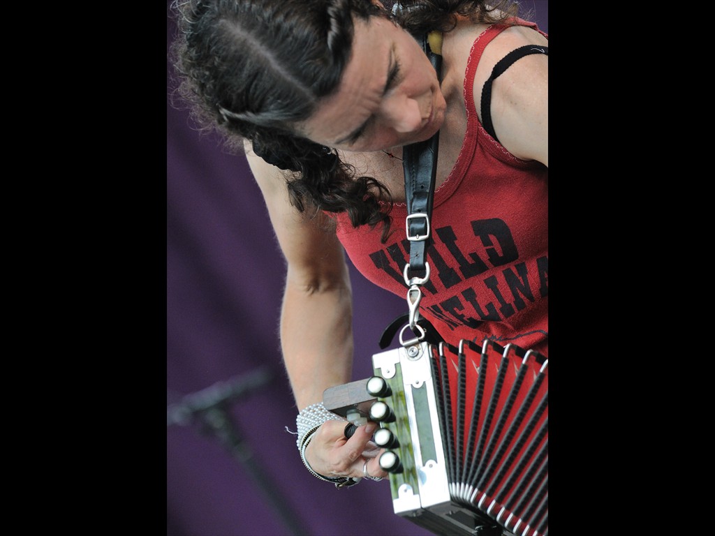 tara_nevins_donna_the_buffalo_D30_7315