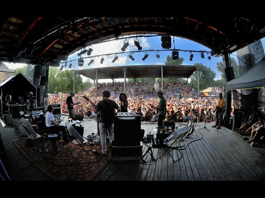 05_the_horseflies_grassroots