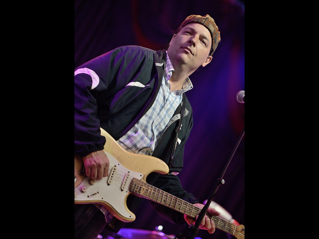 04_jeb_puryear_donna_the_buffalo_D80_0882