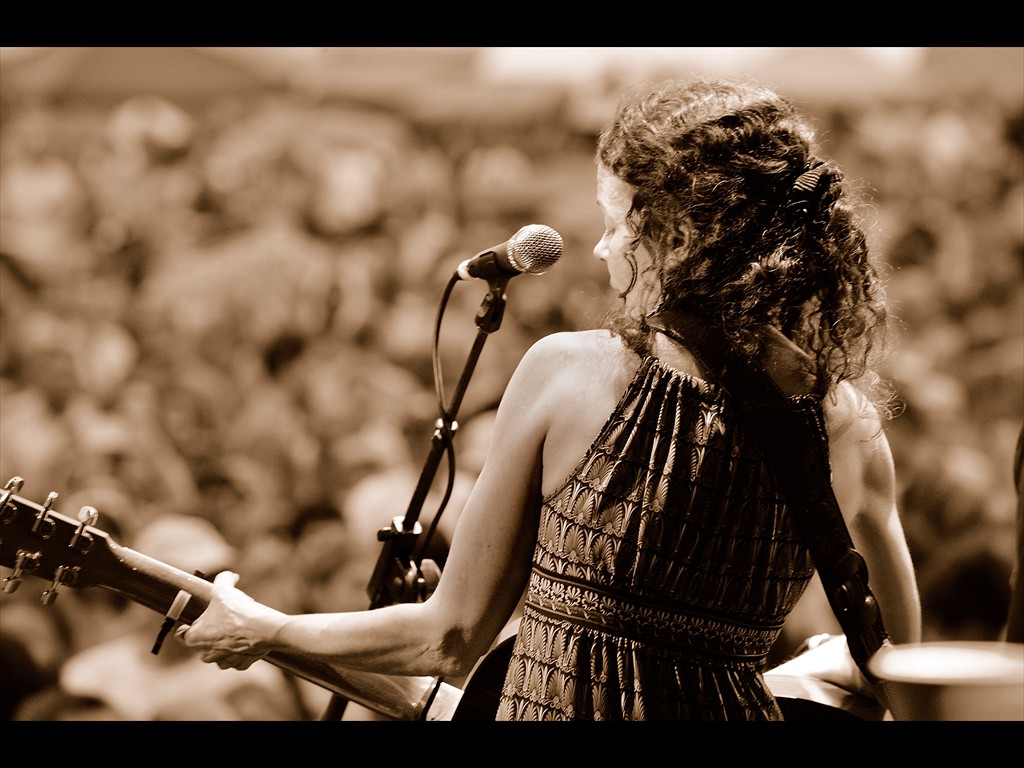 10_tara_nevins_donna_the_buffalo_D80_0369