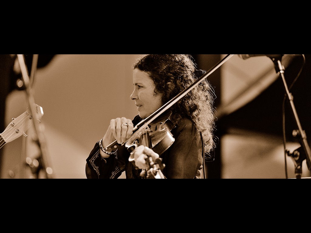 18_tara_nevins_donna_the_buffalo_D80_0888