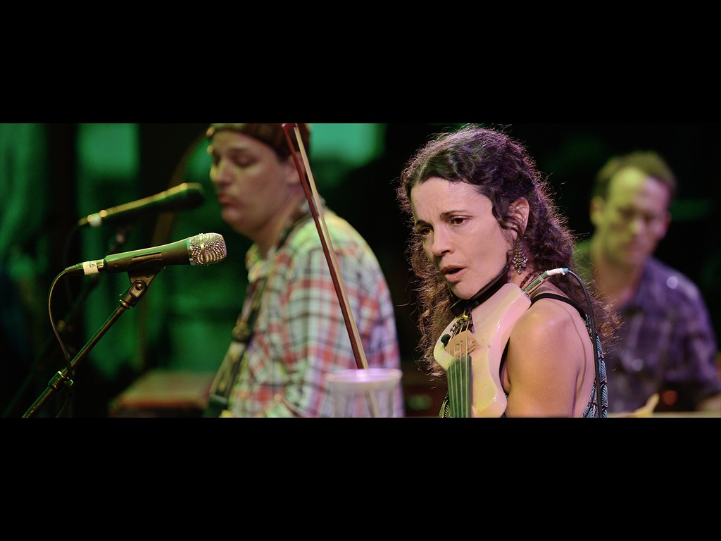 40_tara_nevins_donna_the_buffalo_D80_0390