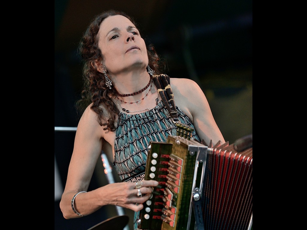 700-_tara_nevins_donna_the_buffalo_D80_0347