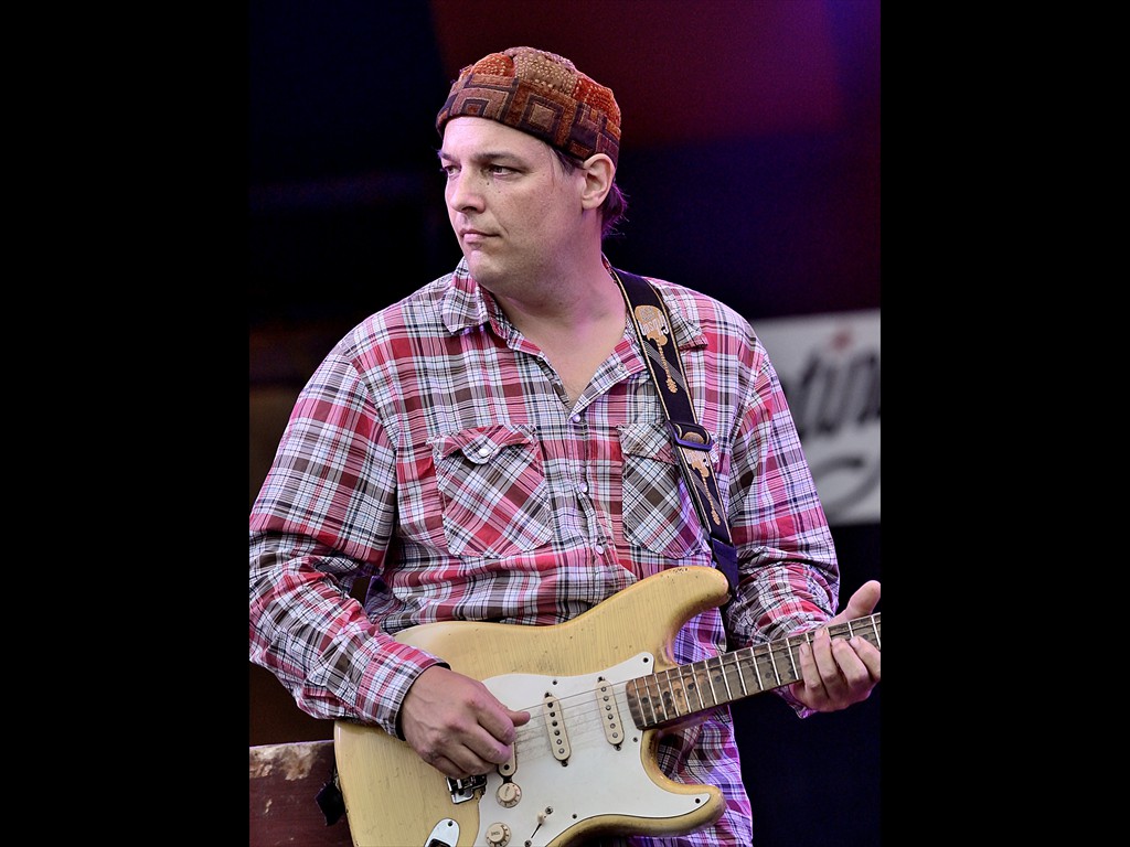 72_jeb_puryear_donna_the_buffalo_D80_0326