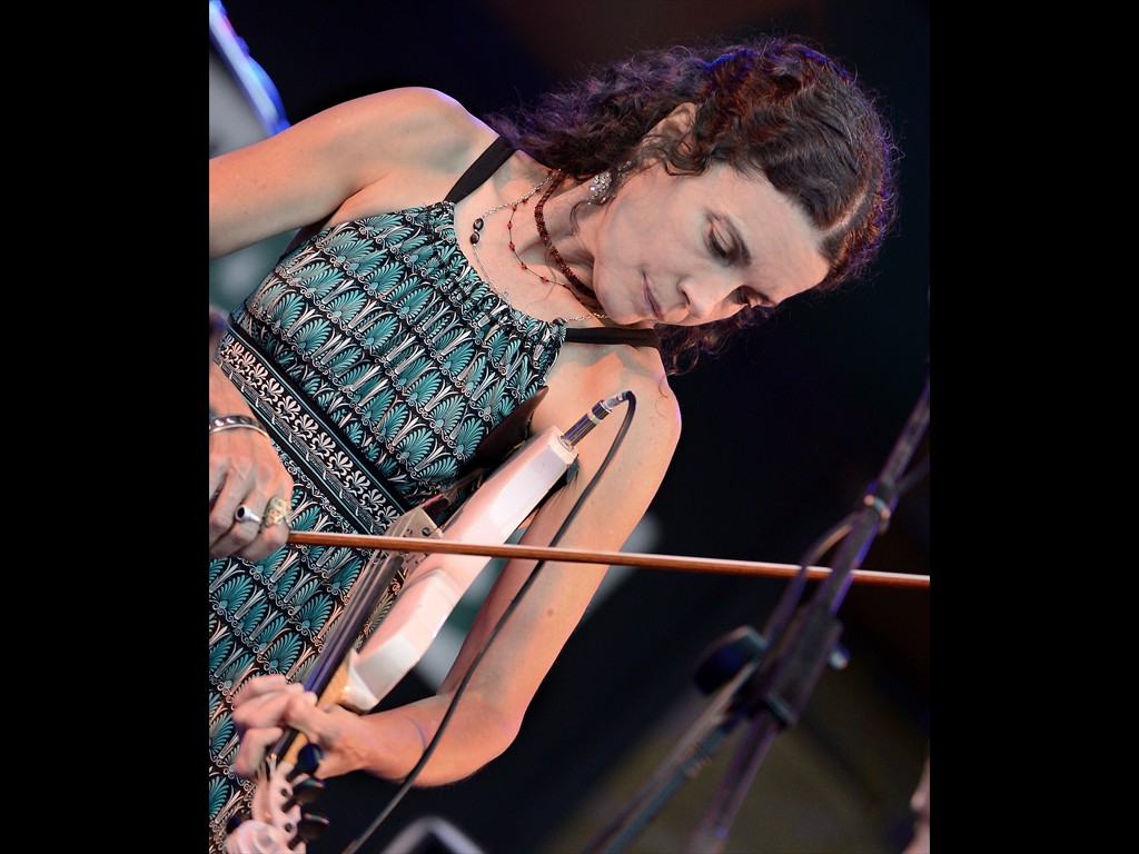 80_tara_nevins_donna_the_buffalo_D80_0344