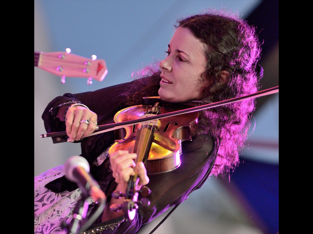 80_tara_nevins_donna_the_buffalo_D80_0884