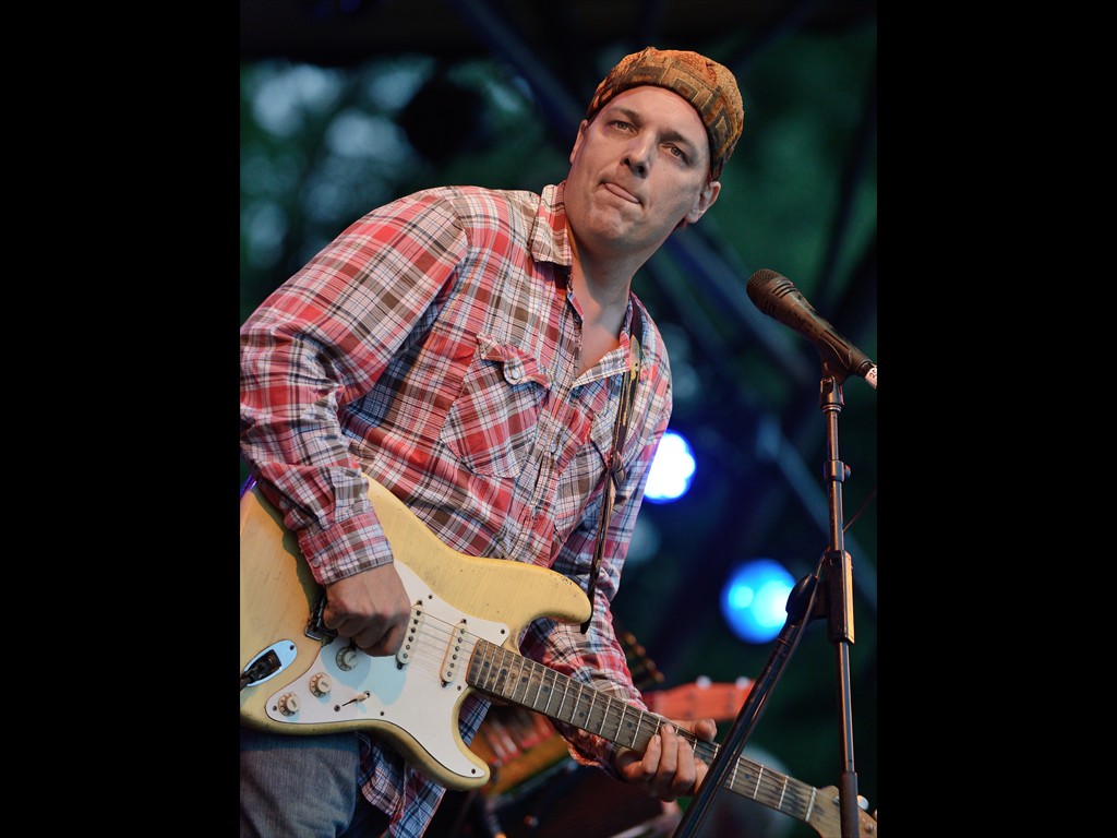 90_jeb_puryear_donna_the_buffalo_D80_0305