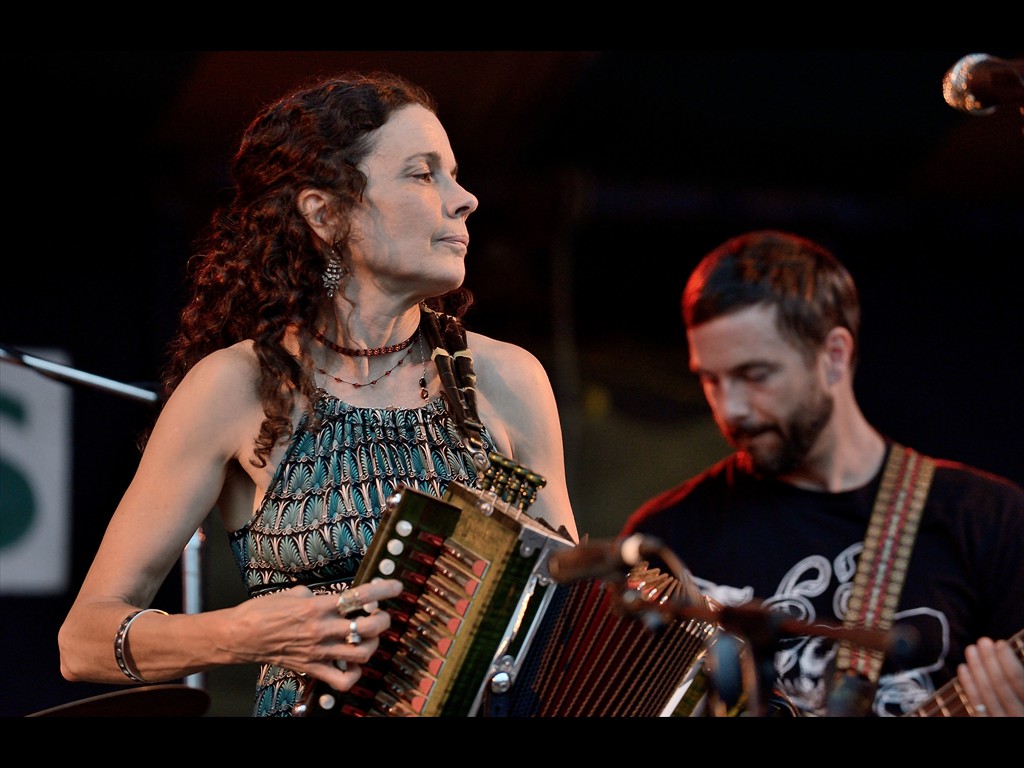 90_tara_nevins_donna_the_buffalo_D80_0352