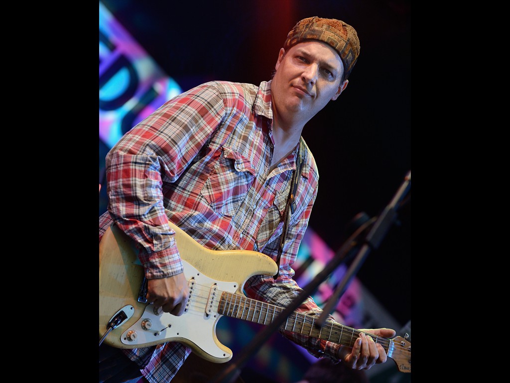 98_jeb_puryear_donna_the_buffalo_D80_0353