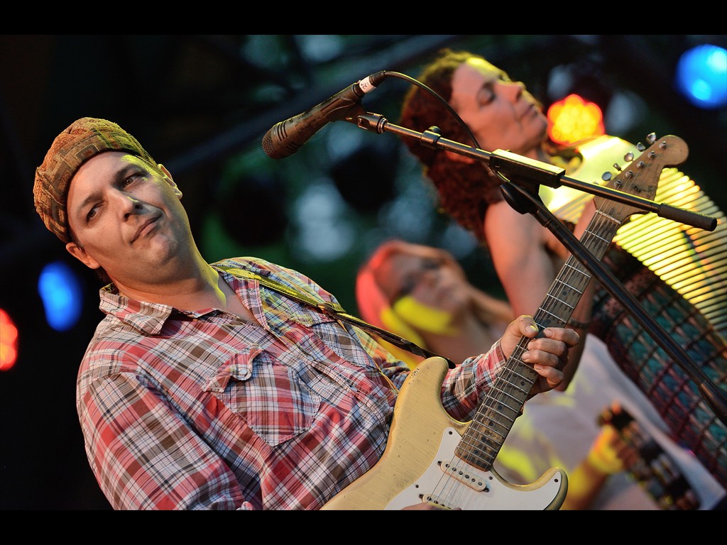 99_jeb_puryear_donna_the_buffalo_D80_0310